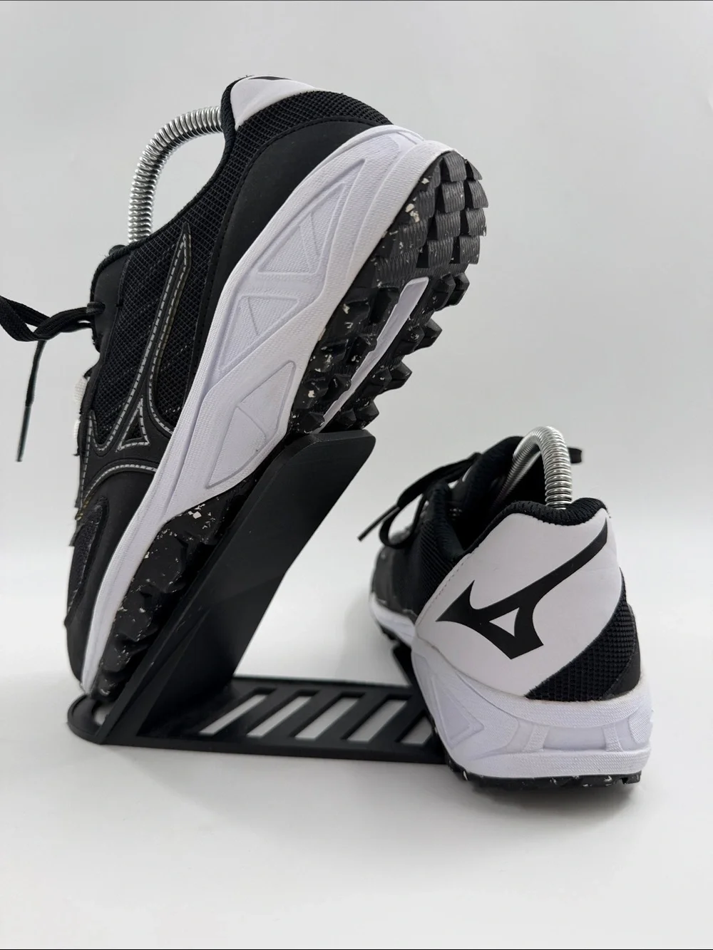Mizuno Women's Dominant All Surface Low Turf Athletic Shoe Size 8.0